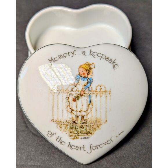 Vtg 1974 Holly Hobbie Trinket Box 3" Porcelain Keepsake Heart Jewelry Vanity 70s - Picture 2 of 9